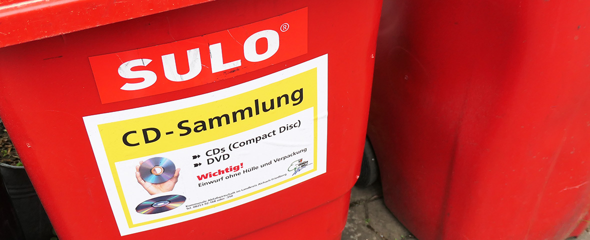 Foto: viele CDs in einem Sammelbehälter