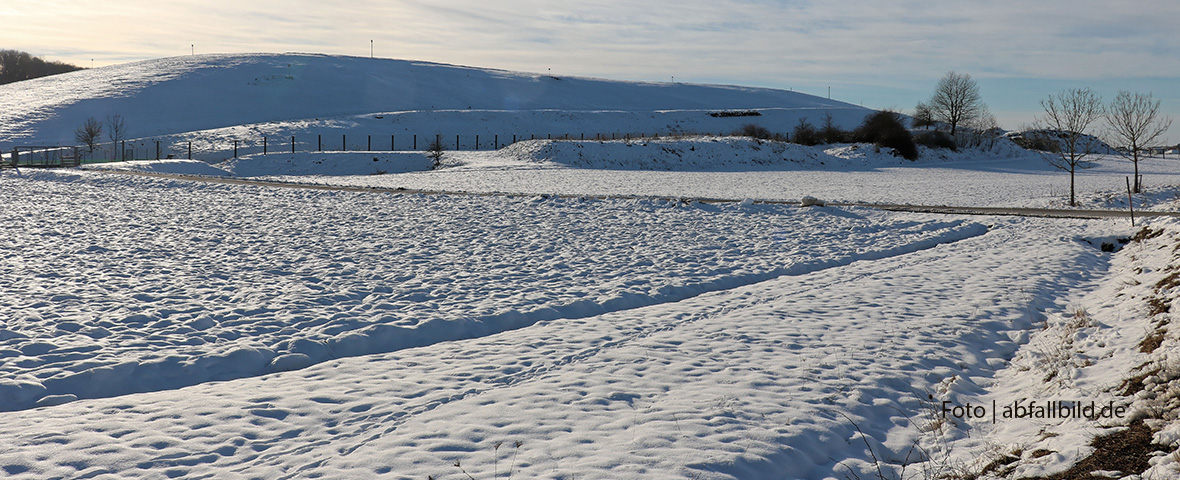Foto: Landschaft mit Deponie im Winter | Quelle abfallbild.de