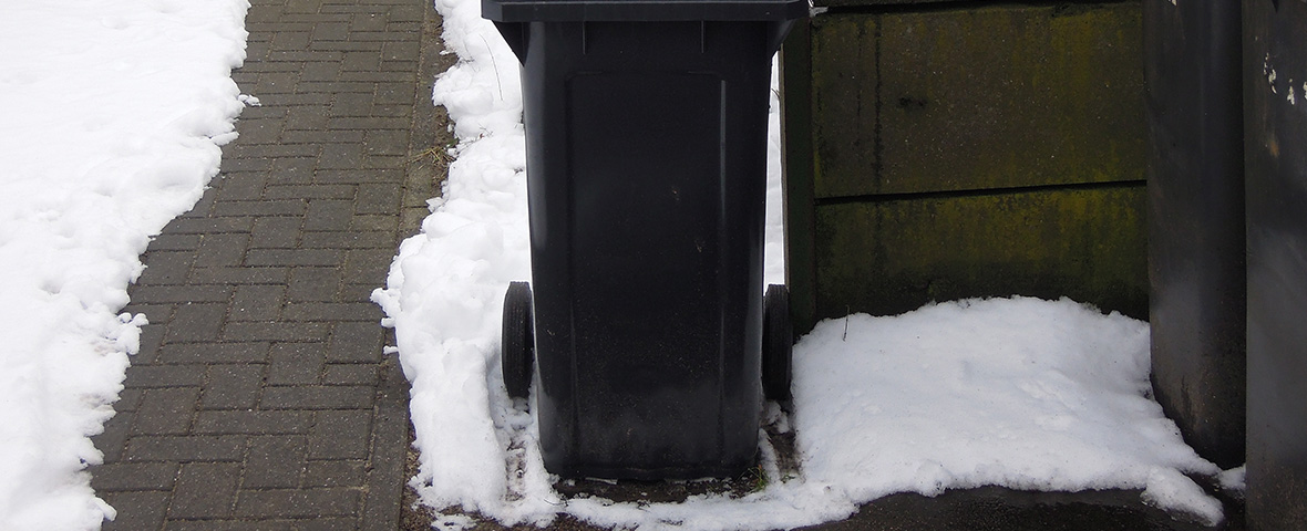 Foto:  Diverse Abfallbehälter mit Schnee bedeckt