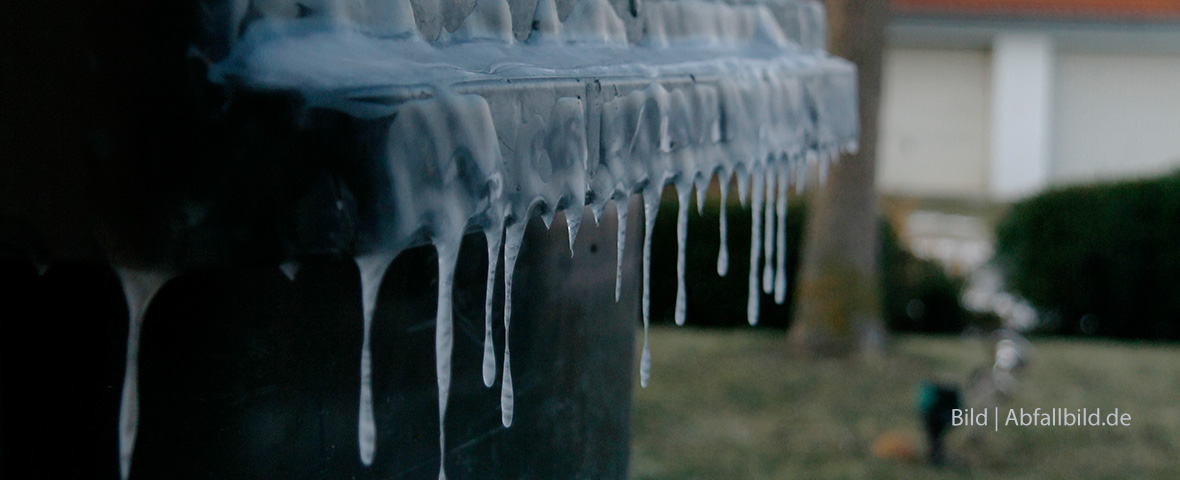 Foto:  Diverse Abfallbehälter mit Schnee bedeckt