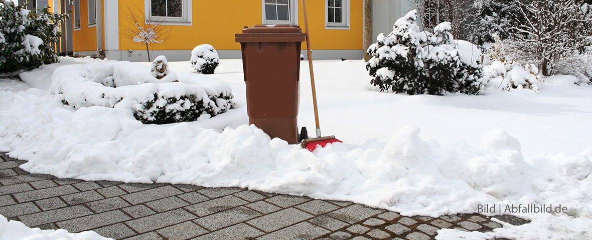 Foto:  Diverse Abfallbehälter mit Schnee bedeckt