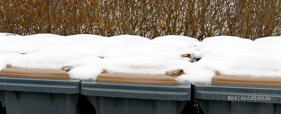 Foto:  Diverse Abfallbehälter mit Schnee bedeckt