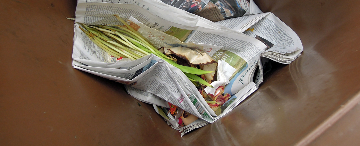 Foto: Bioabfälle in Zeitungspapier eingewickelt