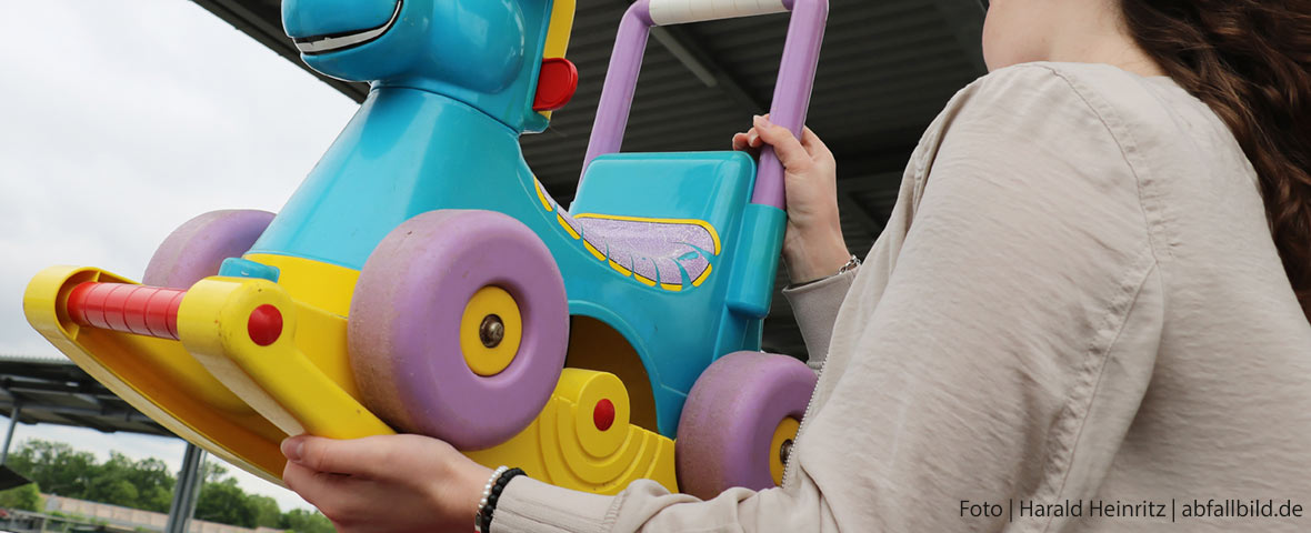 Foto: Ein großes Spielzeug aus Kunststoff wird entsorgt