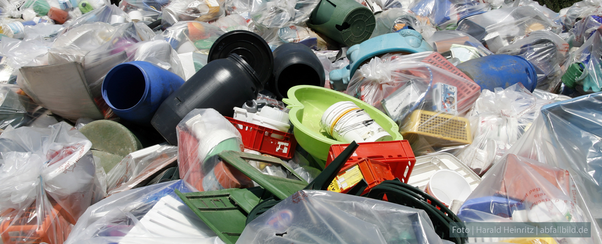 Foto: diverse Kunststoffwertstoffe in einem Sammelcontainer