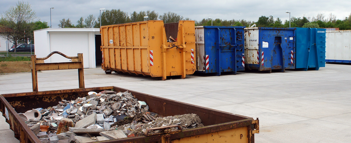 Foto: Wertstoffhof Hettstedt, ein Bauschuttcontainer sowie vier weitere Großcontainer